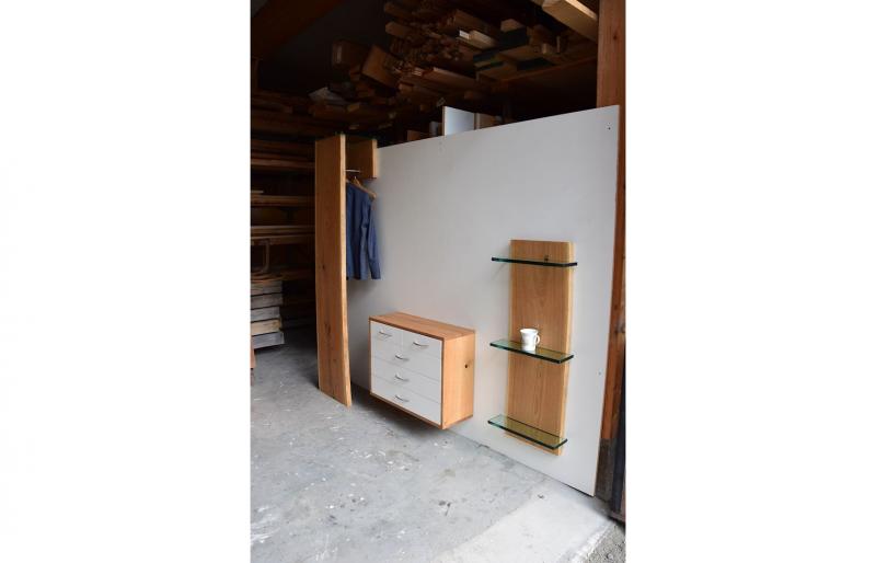 Garderobe von der Seite mit Glasablagen