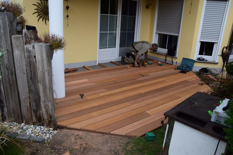 Renovierung einer gefließten Terrasse mit Bangkirai-Holz