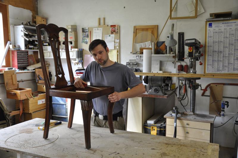 Gregor Krug bei der Reparatur eines Stuhles